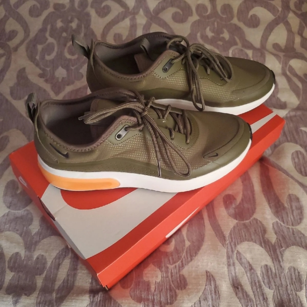 Womens Nike Air Max DIA